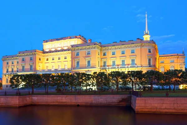 Sint-petersburg in nacht engineering palace — Stockfoto