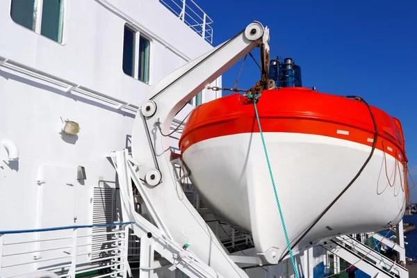 Bote salvavidas junto al barco —  Fotos de Stock