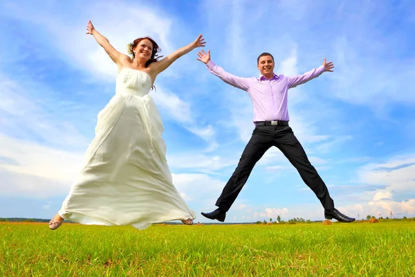 Groom the bride in a happiness — Stock Photo, Image