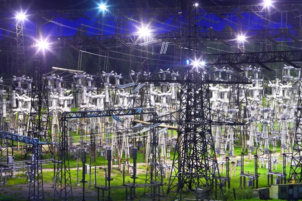 Subestación eléctrica en iluminación nocturna — Foto de Stock