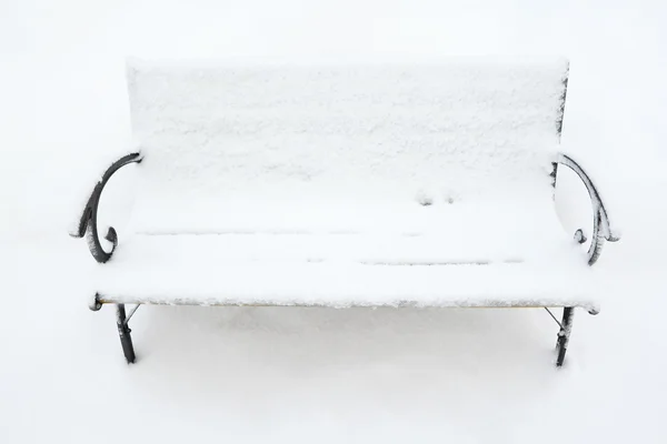 Zasněžený lavičce — Stock fotografie