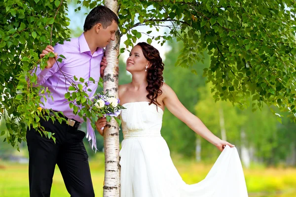 Happy groom and bride — Stock Photo, Image