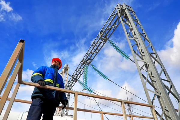 Werknemer op elektriciteitscentrale — Stockfoto