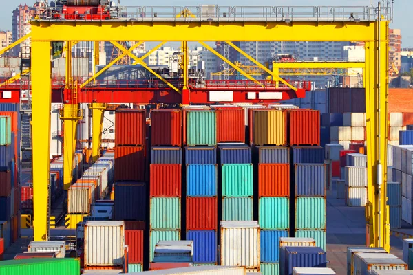 Sklad kontejnerů v přístavu — Stock fotografie