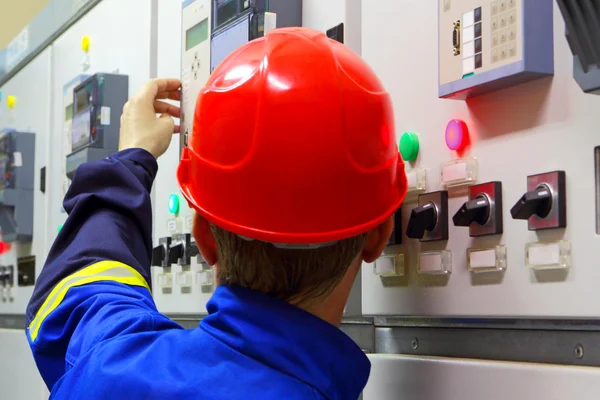 Werknemer in een helm — Stockfoto