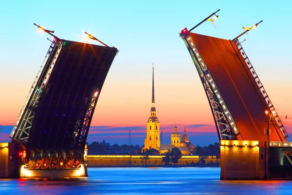 Санкт-Петербург, Россия, Дворцовый мост и Петропавловская крепость — стоковое фото