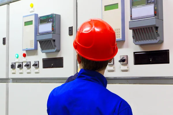 Worker in a helmet — Stock Photo, Image