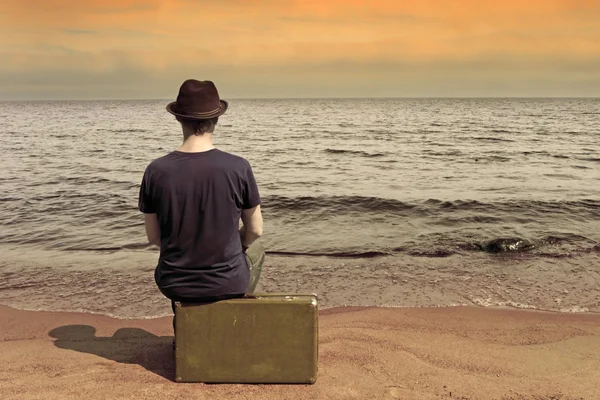 Rest by the sea .The man with a suitcase on a beach in vacation — Stock Photo, Image