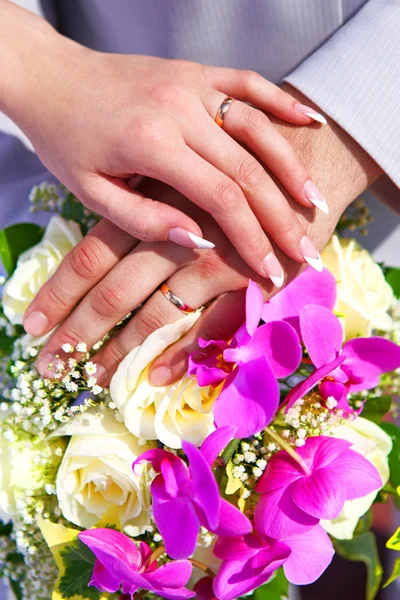 Brautstrauß von glücklichen Brautpaaren — Stockfoto