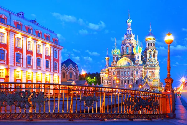 San Petersburgo, Rusia, templo ortodoxo Iglesia del Salvador sobre la Sangre — Foto de Stock