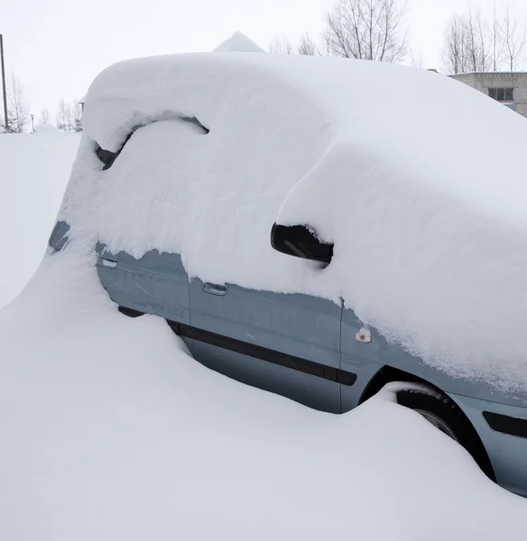 Sníh krytý vůz — Stock fotografie