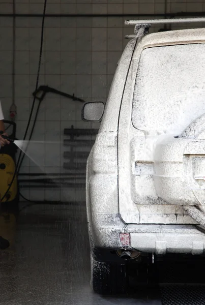 Auto bij de car wash — Stockfoto