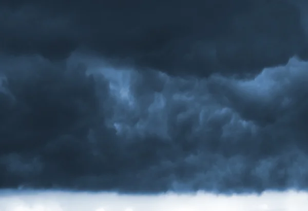 Nuvens de tempestade escura — Fotografia de Stock