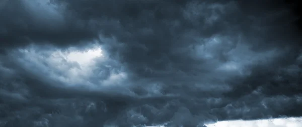 Nuvens de tempestade escura — Fotografia de Stock