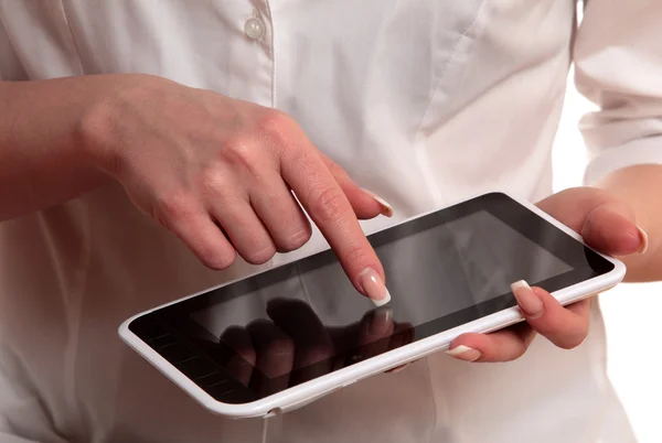 Vrouw met behulp van digitale tablet computer — Stockfoto