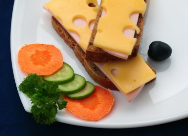 Jambonlu ve peynirli sandviç.