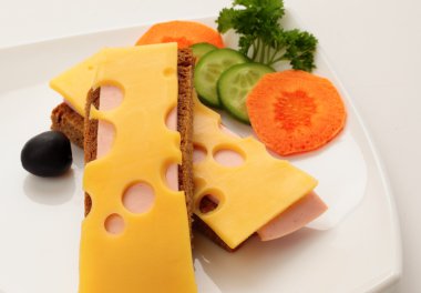 Jambonlu ve peynirli sandviç.