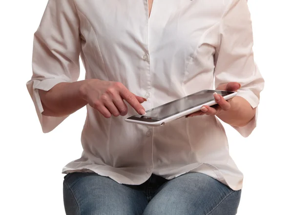 Γυναίκα που χρησιμοποιεί ψηφιακό υπολογιστή tablet — Φωτογραφία Αρχείου
