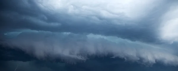 Nuages de tempête sombres — Photo