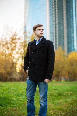kentsel arka planda modern saç modeli ile yakışıklı adam portresi
