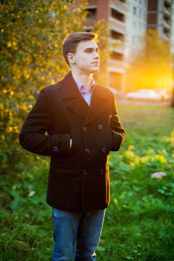 kentsel arka planda modern saç modeli ile yakışıklı adam portresi