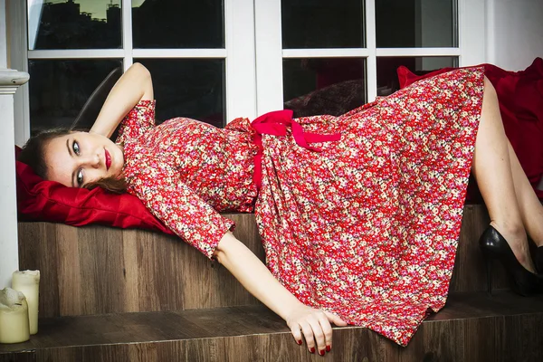 Joven hermosa mujer en vestido rojo — Foto de Stock