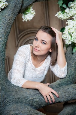 Beyaz elbiseli güzel bir kadın.