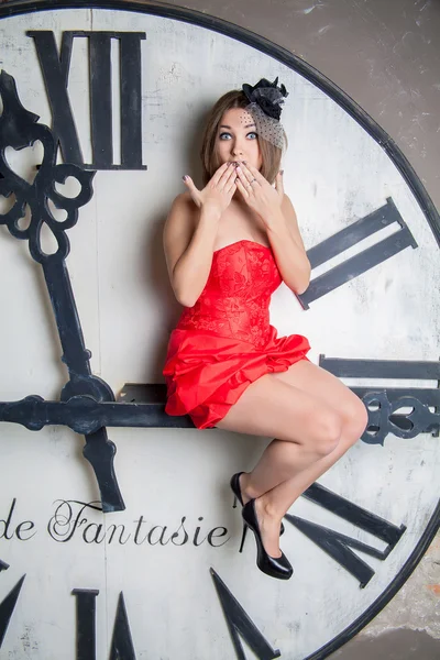 Ung vacker kvinna i röd klänning — Stockfoto