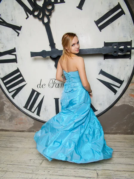 Młoda piękna kobieta w sukni ślubnej niebieski — Zdjęcie stockowe
