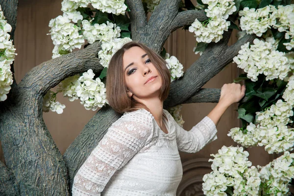 Fiatal gyönyörű nő fehér ruhában — Stock Fotó