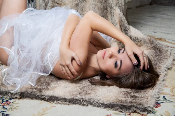 Giovane sposa in lingerie — Foto Stock