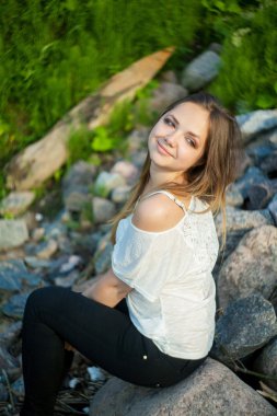 güzel genç esmer kadının Beyaz gömlekli yakın çekim portre