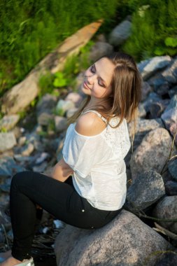 güzel genç esmer kadının Beyaz gömlekli yakın çekim portre