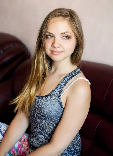 Beauty close-up portrait of beautiful woman with long hair on the sofa — Stock Photo, Image