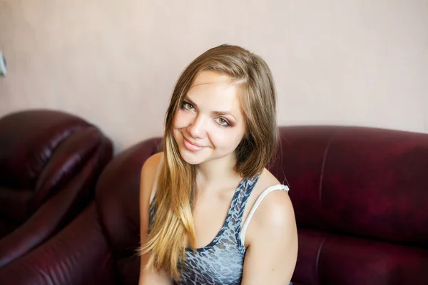 Belleza retrato de cerca de la hermosa mujer con el pelo largo en el sofá —  Fotos de Stock