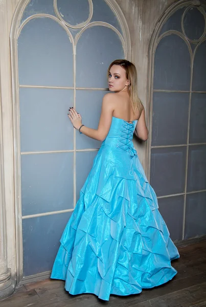 Молодая красивая женщина в синем свадебном платье — стоковое фото