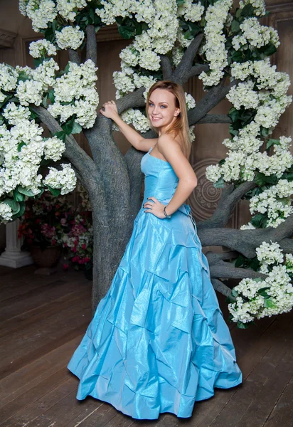 Молодая красивая женщина в синем свадебном платье — стоковое фото