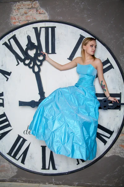 Junge schöne Frau im blauen Hochzeitskleid — Stockfoto