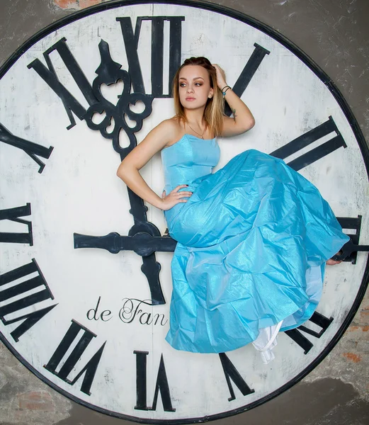 Jeune belle femme en robe de mariée bleue — Photo