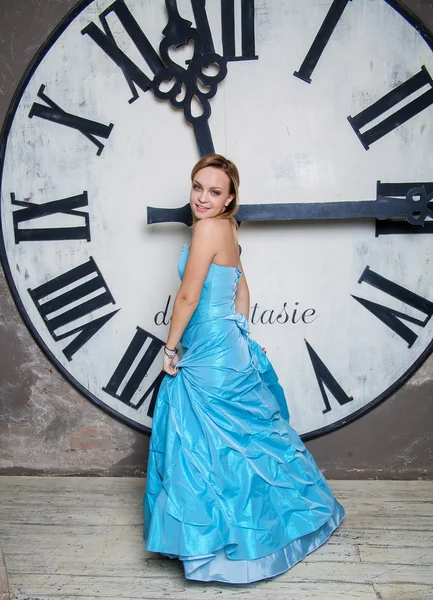 Jovem mulher bonita em vestido de noiva azul — Fotografia de Stock