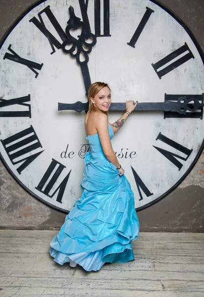 Jonge mooie vrouw in blauwe trouwjurk — Stockfoto
