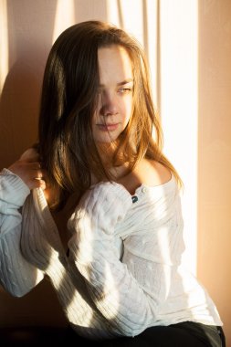 gülümsemek gülümseyen güzel genç kız portresi