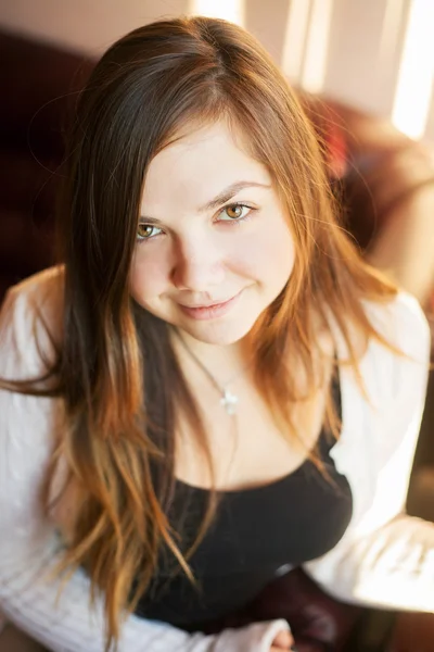 Gülümsemek gülümseyen güzel genç kız portresi — Stok fotoğraf