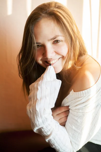 Портрет крупным планом красивой улыбающейся девушки — стоковое фото