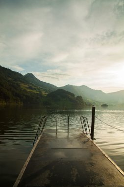 İsviçre dağ gölü