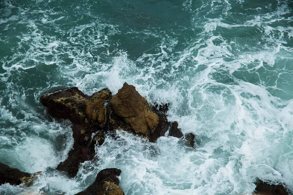 Onda quebrando contra penhasco — Fotografia de Stock