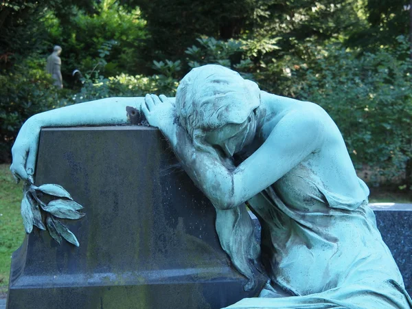 Estátua em um cemitério — Fotografia de Stock