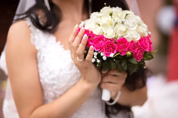 Mariée avec un bouquet — Photo