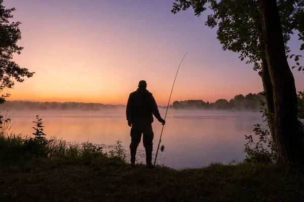 Silhouet Van Hengelaar Met Vishengel Tijdens Zonsopgang — Stockfoto