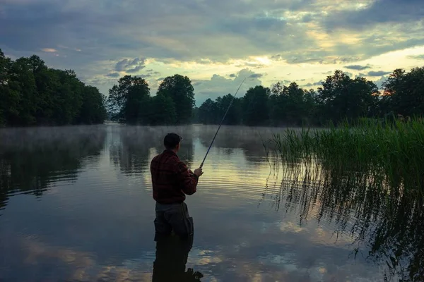 Male Fisherman Dawn Lake Catches Fish —  Fotos de Stock